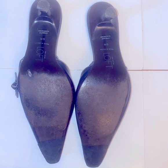 Ann Taylor Loft navy blue leather heels.Front strap.Bow trim. Size 8. 2.5” heels - Picture 10 of 10